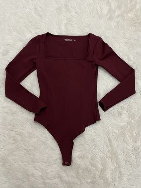 💜 Abercrombie & Fitch - Square Neck Long Sleeve Bodysuit - Burgundy